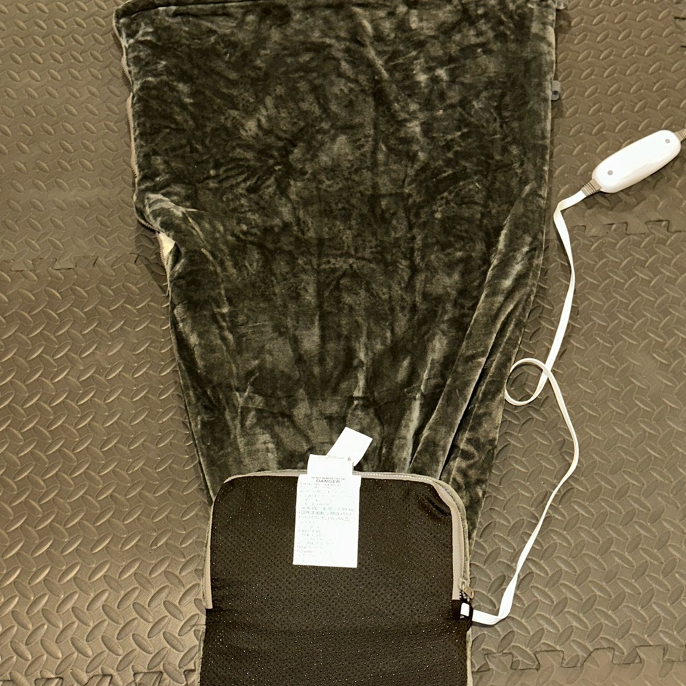 🔥♨️Sharper Image Gray Massaging Heating Wrap with Sherpa Lining - Picture 11 of 16